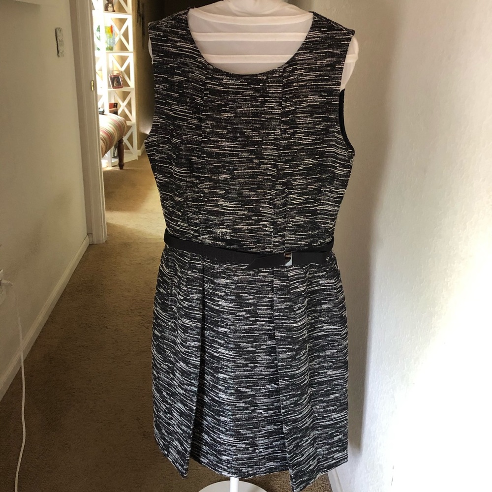 Tahari knee length fitted dress(black/white/silvr)